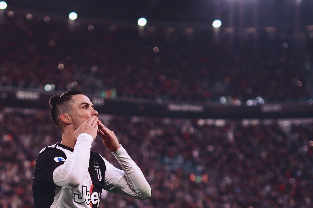 通过定期举 通过定期举